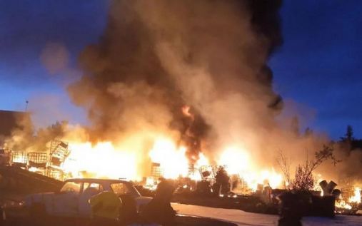 У російському Нижньому Новгороді спалахнули склади: ВІДЕО потужної пожежі